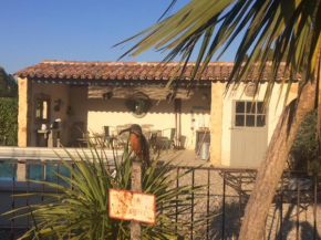Отель Appartement dans Mas Provencal  Гран